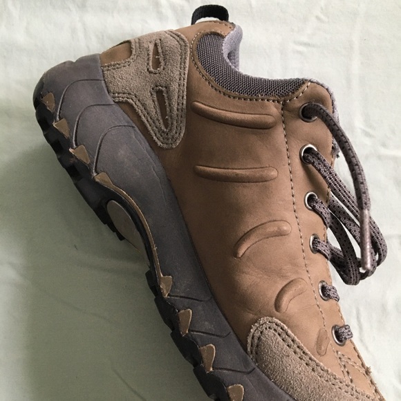 Women's Garmont hiking shoes, size 8. - Picture 3 of 14